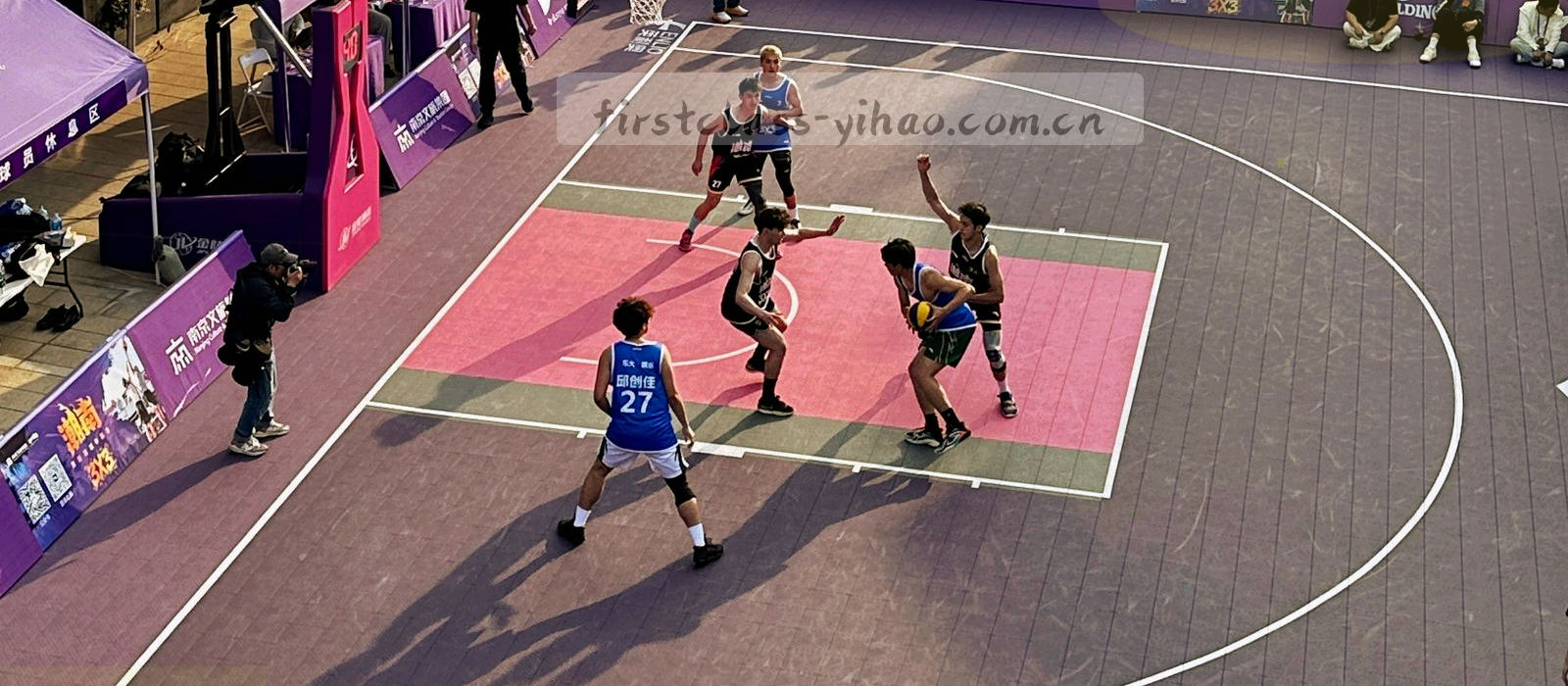 冬季清晨长春写字楼入口处的俯拍，地面留有清雪痕迹